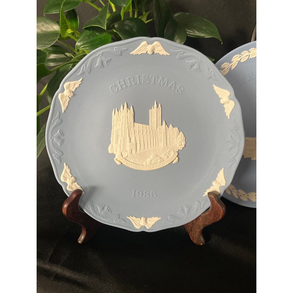 2 Blue Wedgwood Jasperware Christmas Plates 1970 & 1986 - Yellowing - Picture 2 of 9
